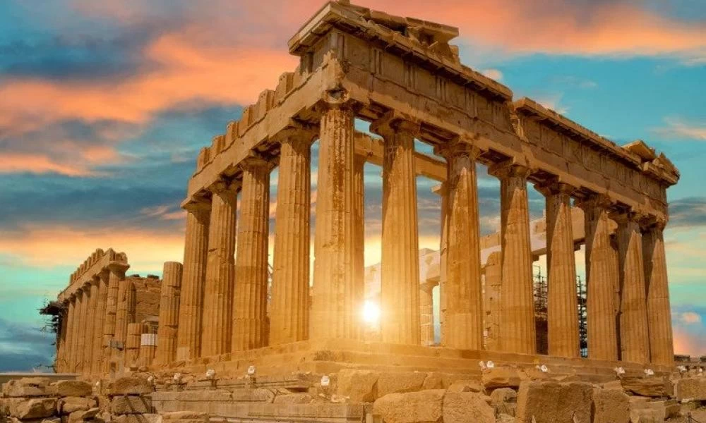 Σκάνδαλο! «Ξεπαρθενών»: Ταινία απεικονίζει ζευγάρι ανδρών να κάνει σεξ με φίλους στην Ακρόπολη (βίντεο)